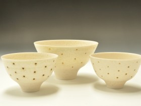 3 Dot bowls. Largest 11.5cm diameter.